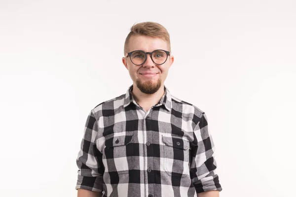 Concepto de personas, retrato y educación - Estudiante sonriente con camisa a cuadros sobre fondo blanco — Foto de Stock