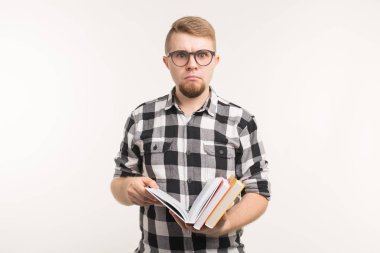 Sınav, bilgi ve eğitim kavramı - Kitaplar beyaz zemin üzerine onun elinde tutan sürpriz öğrenci adam