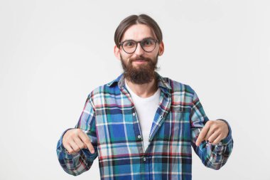 Yenilikçi, yaşam tarzı ve insanlar kavramı - genç hipster adam işaret aşağı kopya alanı beyaz zemin üzerine