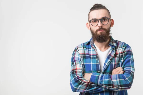 Estilo, moda y concepto hipster - Retrato de un joven barbudo hipster elegante sobre fondo blanco con espacio de copia — Foto de Stock