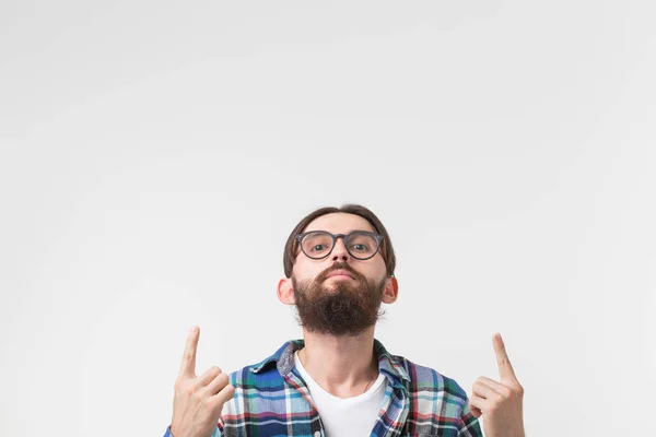 Hipster, livsstil och människor koncept - unga hipster mannen pekar upp på vit bakgrund med kopia utrymme — Stockfoto