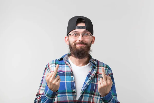 Portret zabawny człowiek pokazuje środkowy palec powodzenie kurwa na białym tle — Zdjęcie stockowe