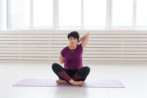 Yoga Concepto Personas Una Mujer Mediana Edad Haciendo Yoga Gimnasio —  Fotos de Stock