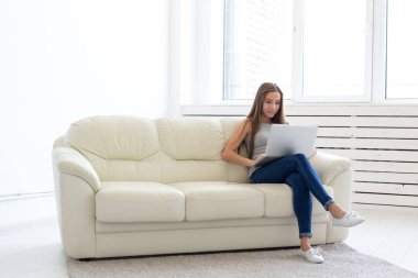 Serbest ve insanlar kavramı - kanepede oturan ve laptop çalışan genç kadın
