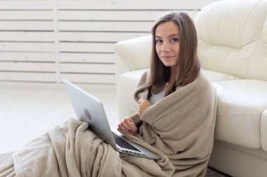 Çalışma, rahat, serbest kavramı - laptop sohbet ekose, evde çalışan genç kadın