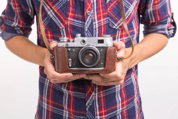 Concepto vintage, fotógrafo y hobby: primer plano de la cámara retro en manos de los hombres sobre el fondo blanco — Foto de Stock