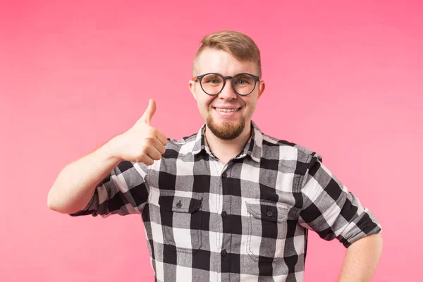 Éxito y buen concepto de gesto - hombre divertido feliz mostrando pulgares hacia arriba sobre fondo rosa — Foto de Stock