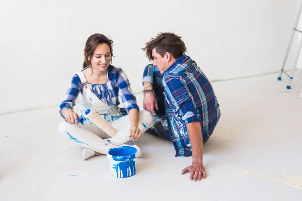 Personnes, redécoration et concept de relation - Jeune couple drôle faisant des rénovations dans un nouvel appartement — Photo