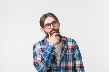 Duygu ve insanlar kavramı - sakallı hippi adam beyaz arka planda bir şey hakkında düşünme.