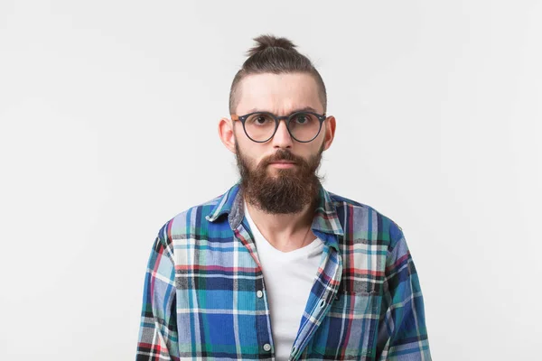 Csípő, divat, emberek koncepció - fiatal csípő, szakállas férfi szemüveg és ing állt át a fehér háttér — Stock Fotó