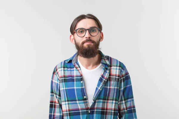 Retrato de un joven barbudo hipster elegante sobre fondo blanco . — Foto de Stock