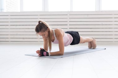 Spor, yoga ve insanlar kavramı - genç bir kadın bir denge alarak bir tahta yapıyor