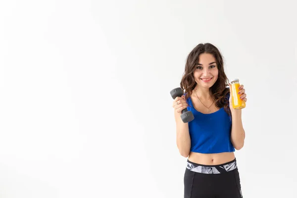 Stile di vita sano, persone e concetto di sport - Donna con succo sano bere per lo sport e fitness su sfondo bianco con spazio copia — Foto Stock