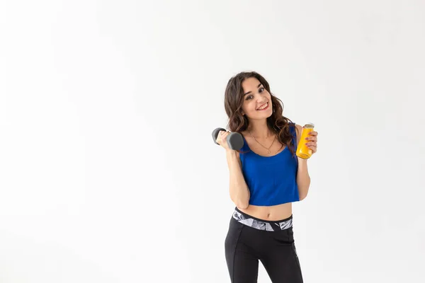 Stile di vita sano, persone e concetto di sport - Donna con succo sano bere per lo sport e fitness su sfondo bianco con spazio copia — Foto Stock