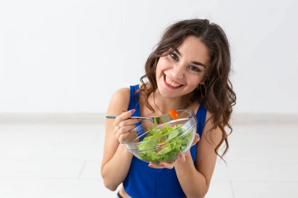 Comida Estilo Vida Saudável Conceito Pessoas Mulher Jovem Comendo Salada — Fotografia de Stock