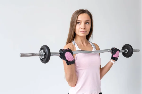 Zdravý životní styl, fitness, lidé a sport koncept - zblízka portrétní fit žena v růžové košili cvičení s tělo bar — Stock fotografie