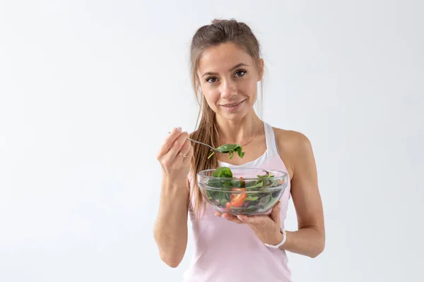 Persone, stile di vita sano e concetto di fitness - Bella giovane donna dopo l'allenamento mangiare insalata sana — Foto Stock