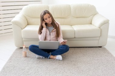 Teknolojileri, serbest ve insanlar kavramı - genç kadın çalışma vasıl ev, o yerde, içme suyu içinde laptop sohbet