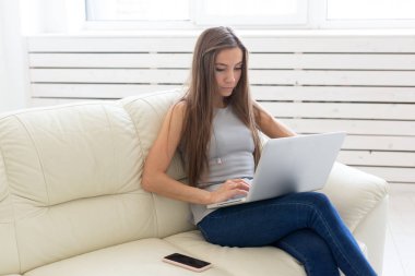 Teknolojileri, serbest ve insanlar kavramı - evde laptop ile çalışan genç kadın