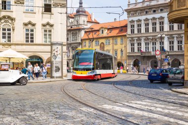 Prag bir güzel yaz günü, Çek Cumhuriyeti, Prag, Çek Cumhuriyeti - 31 Mayıs 2017: tramvay