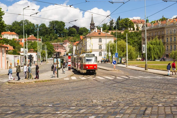 PRAGA, REPÚBLICA CHECA - 7 DE JUNIO DE 2017: Tranvía en Praga en un hermoso día de verano, República Checa — Foto de Stock