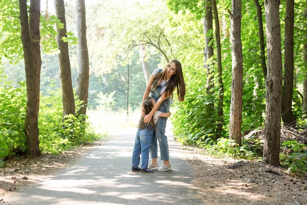 Concepto de familia y naturaleza - Retrato de la madre y el niño jugando en el parque — Foto de Stock