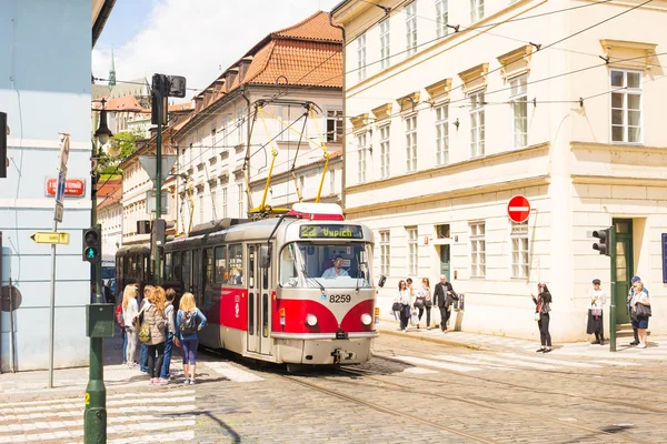 捷克共和国布拉格-2017年6月7日: 捷克美丽的夏日布拉格电车 — 图库照片