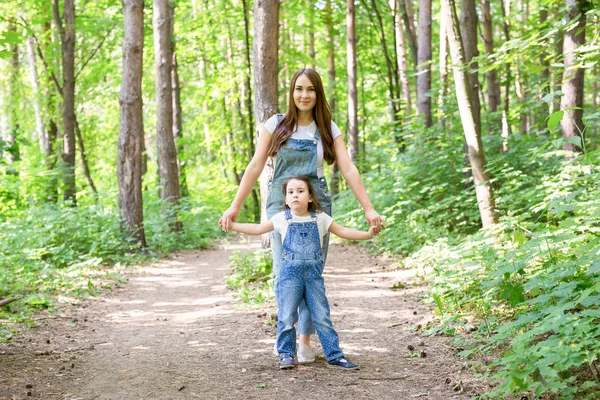 Természet, a szórakozás és a család fogalma - anya és gyermeke, erdei séta, és játék — Stock Fotó