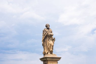 Prague, Çek Cumhuriyeti - 30 Mayıs 2017: Aziz Norbert heykeli Xanten, Wenceslas ve Sigismund Prag'daki Charles Köprüsü üzerinde