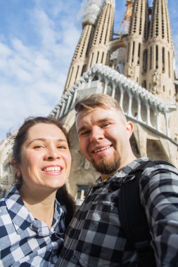 Barcelona, İspanya - 6 Şubat 2018: mutlu turist Barcelona, ünlü Sagrada Familia Roma Katolik Kilisesi önünde fotoğraf çekme mimar Antoni Gaudi