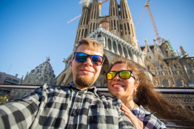 Barcelona, İspanya - 7 Şubat 2018: mutlu çift selfie fotoğraf ünlü Sagrada Familia Katolik Katedrali önünde yapma. Barselona bölgesindeki seyahat