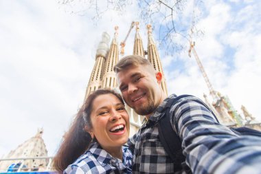 Barcelona, İspanya - 6 Şubat 2018: mutlu çift selfie fotoğraf ünlü Sagrada Familia Katolik Katedrali önünde yapma. Barselona bölgesindeki seyahat
