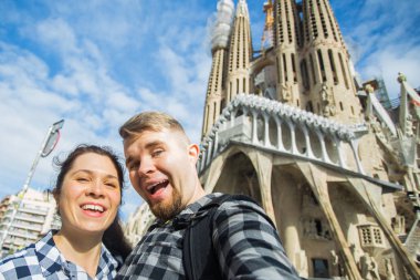 Barcelona, İspanya - 6 Şubat 2018: mutlu turist Barcelona, ünlü Sagrada Familia Roma Katolik Kilisesi önünde fotoğraf çekme mimar Antoni Gaudi