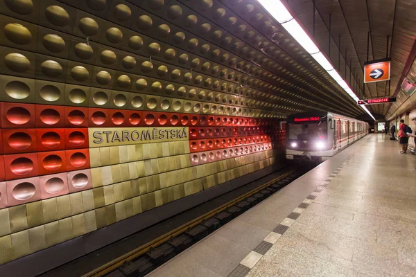 Прага, Чехія - 7 червня 2017: підземні станції метро Празького метрополітену з характерним прикраса кольорові алюмінієвих панелей — стокове фото