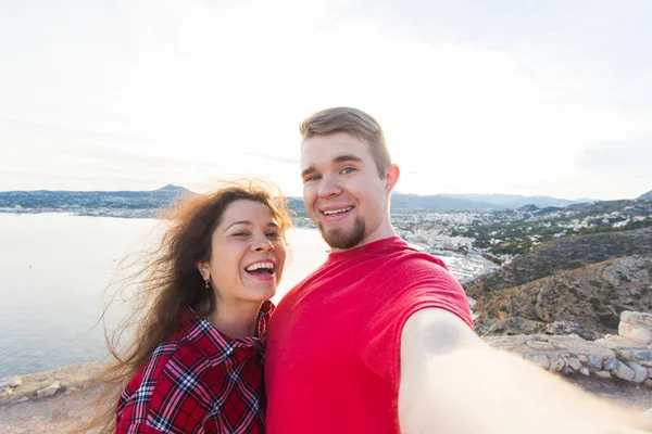 Viagens, férias e conceito de férias - Menina bonita e seu namorado bonito se divertindo, rostos emocionais loucos, rindo . — Fotografia de Stock