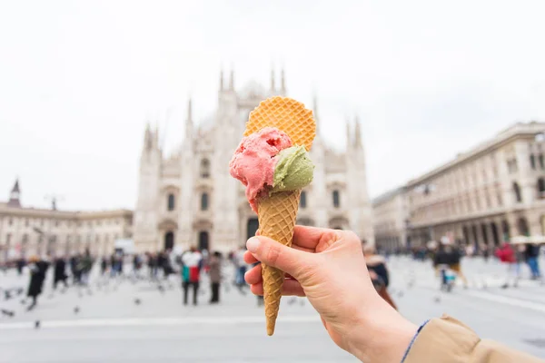 Reizen (Italië), gelato en feestdagen concept - ijs voor Milaan kathedraal Duomo — Stockfoto