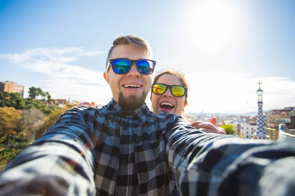 Travel couple happy making selfie portrait with smartphone in Park Guell, Barcelona, Spain. — Stock Photo, Image