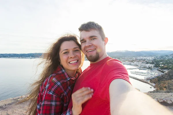 Viagens, férias e conceito de férias - Casal bonito se divertindo, tomando selfie sobre bela paisagem — Fotografia de Stock