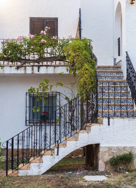 Conceito de casa, exterior e decoração - Escadaria ao ar livre — Fotografia de Stock