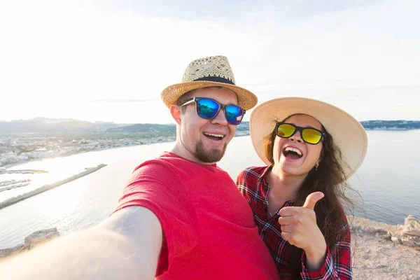 Mutlu çift selfie güzel devralarak seyahat, tatil ve tatil kavramı - manzara — Stok fotoğraf