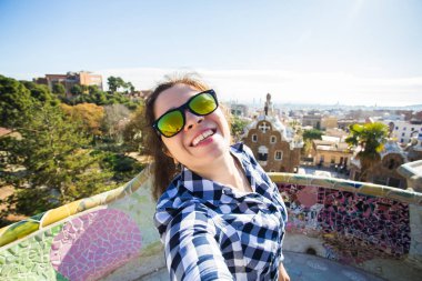 Seyahat ve tatil kavramı - mutlu kadın selfie portre ile smartphone Park Guell, Barselona, İspanya, yapma.