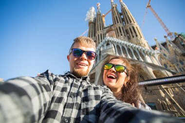 Barcelona, İspanya - 7 Şubat 2018: mutlu çift selfie fotoğraf ünlü Sagrada Familia Katolik Katedrali önünde yapma. Barselona bölgesindeki seyahat