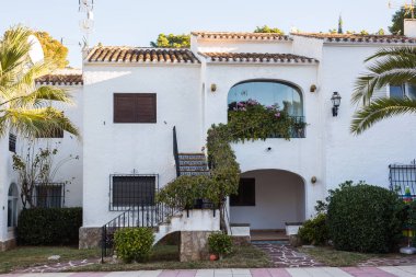 Yeni inşa edilmiş lüks ev güzel dış. Yeşil çim ve geçit ile bahçesinde