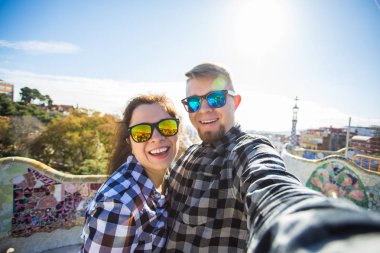 Çift selfie portre ile smartphone Park Guell, Barselona, İspanya, yapım mutlu seyahat.