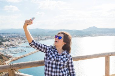 Seyahat, tatil ve tatil kavramı - gülen ve sahip eğlenceli, çekici selfie, deli duygusal yüzleri güzel çift.