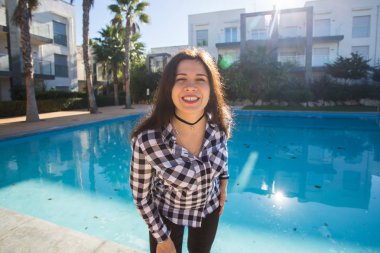 Tatil ve tatil kavramı - tatil yüzme havuzu yaz tatillerini üzerinde yakın kadın portresi.