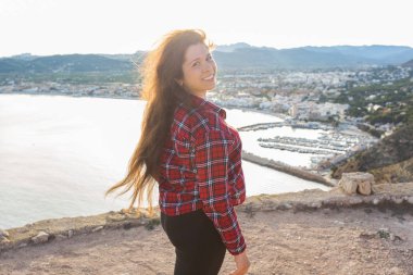 Duygular, yaz ve mutluluk kavramı - rahat kıyafetler doğası üzerine gülen komik genç kadın