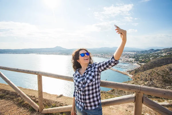 Seyahat, turizm ve tatil kavramı - selfie bir denize yakın alarak mutlu genç kadın — Stok fotoğraf