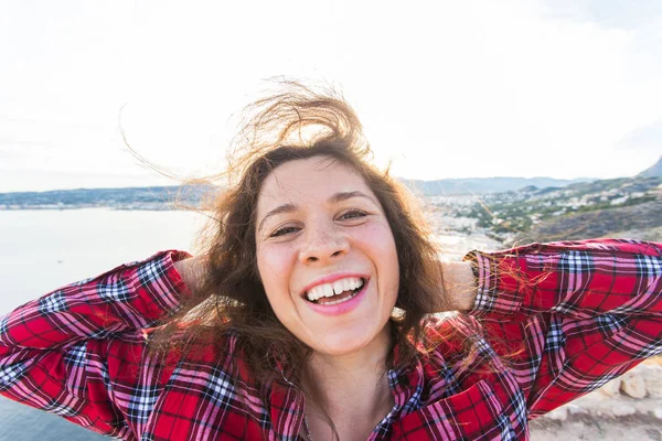 Emoties, zomer en geluk concept - lachen grappige jonge vrouw in een casual kleding op aard — Stockfoto