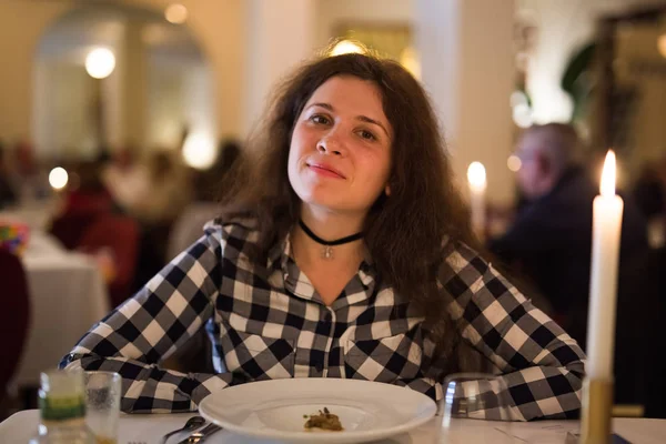 Amor, relacionamento e conceito de data - Jovem feliz sobre a luz de velas durante o jantar romântico no restaurante — Fotografia de Stock